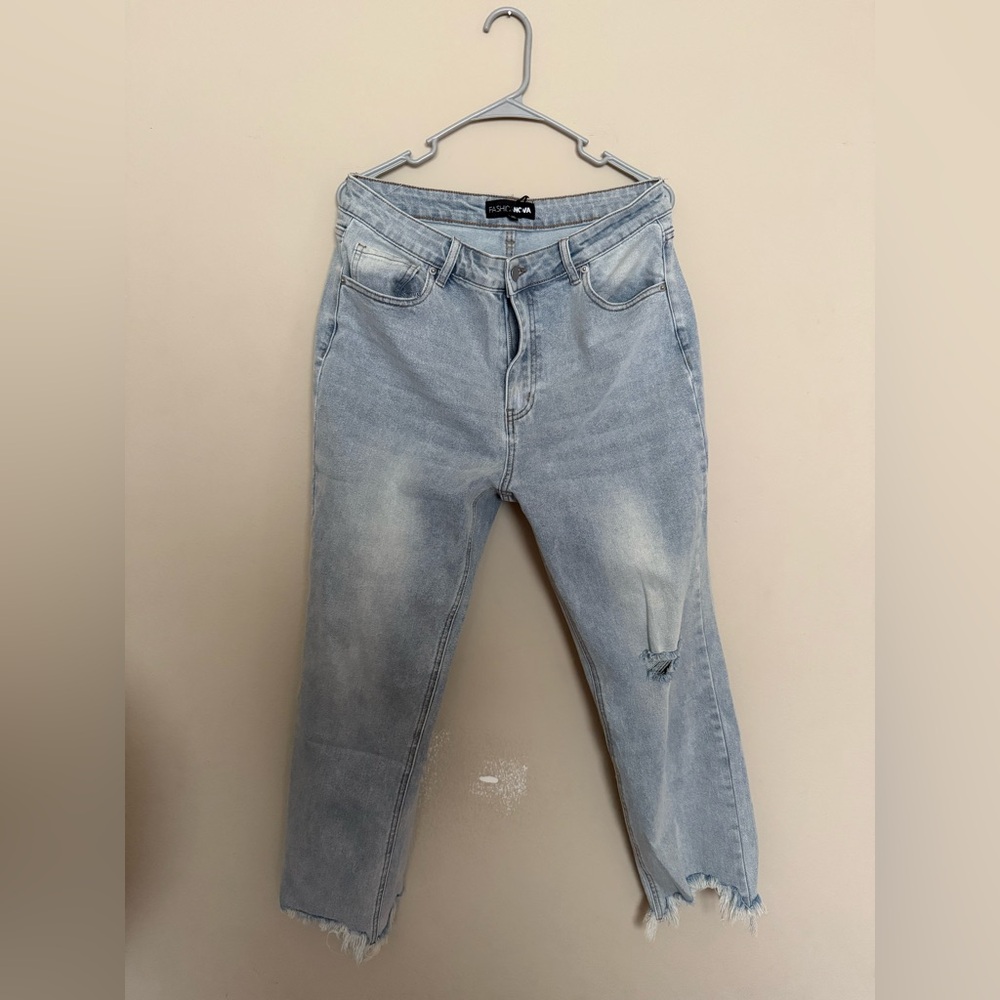 Fashion Nova cropped leg Jean